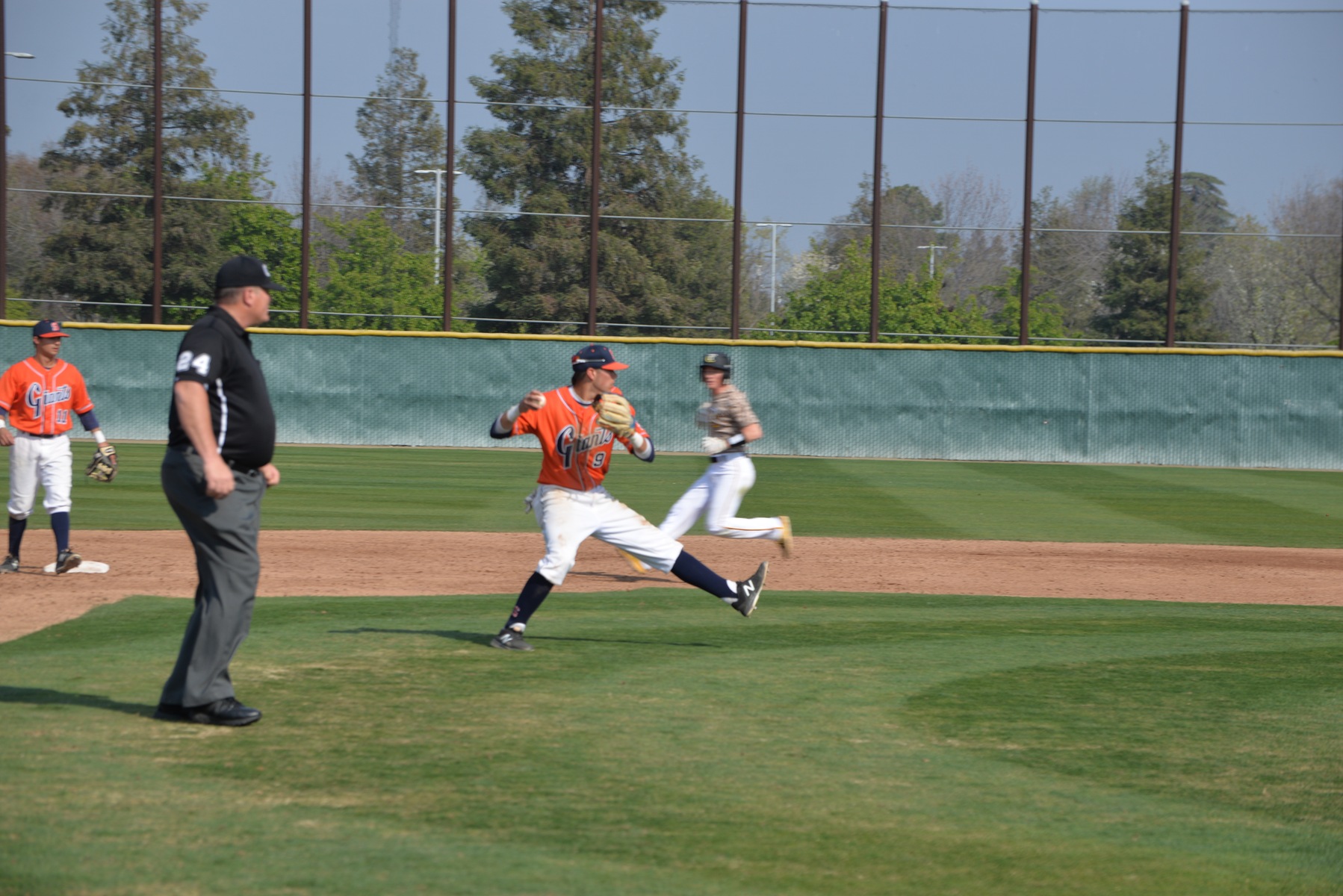 Giants pick up a pair of wins before Easter