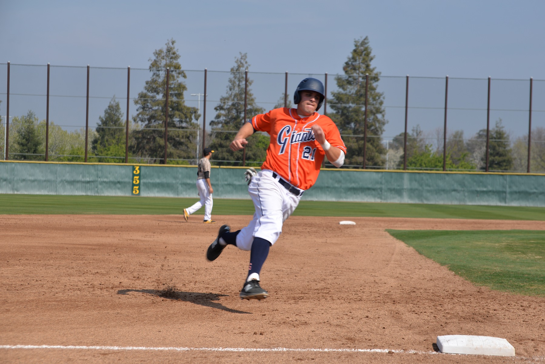 Giants sweep Reedley