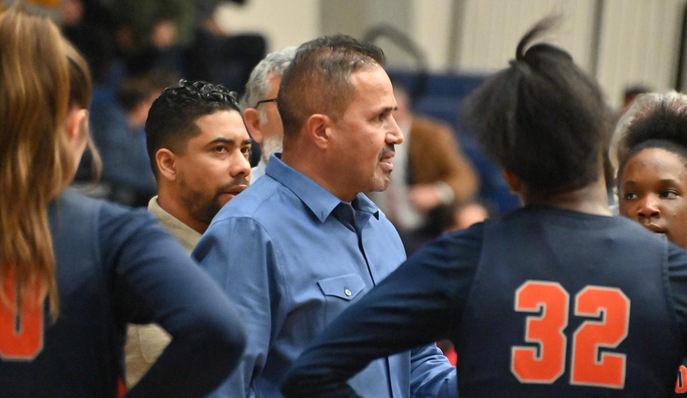 Ray Alvarado guiding the team during a time out.