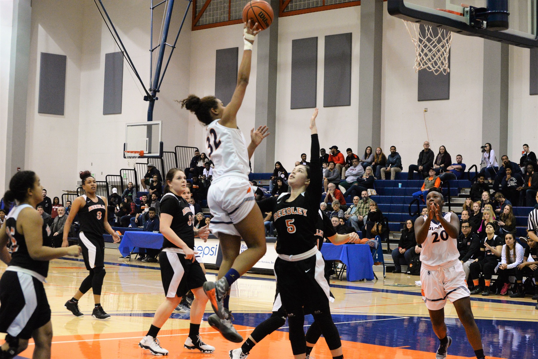 Fifth-ranked Giants cruise to their seventh straight win