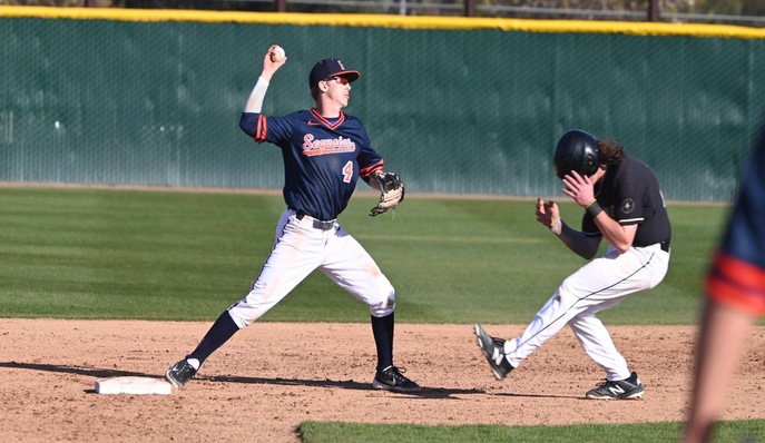 Giants come from behind in first two baseball wins of season