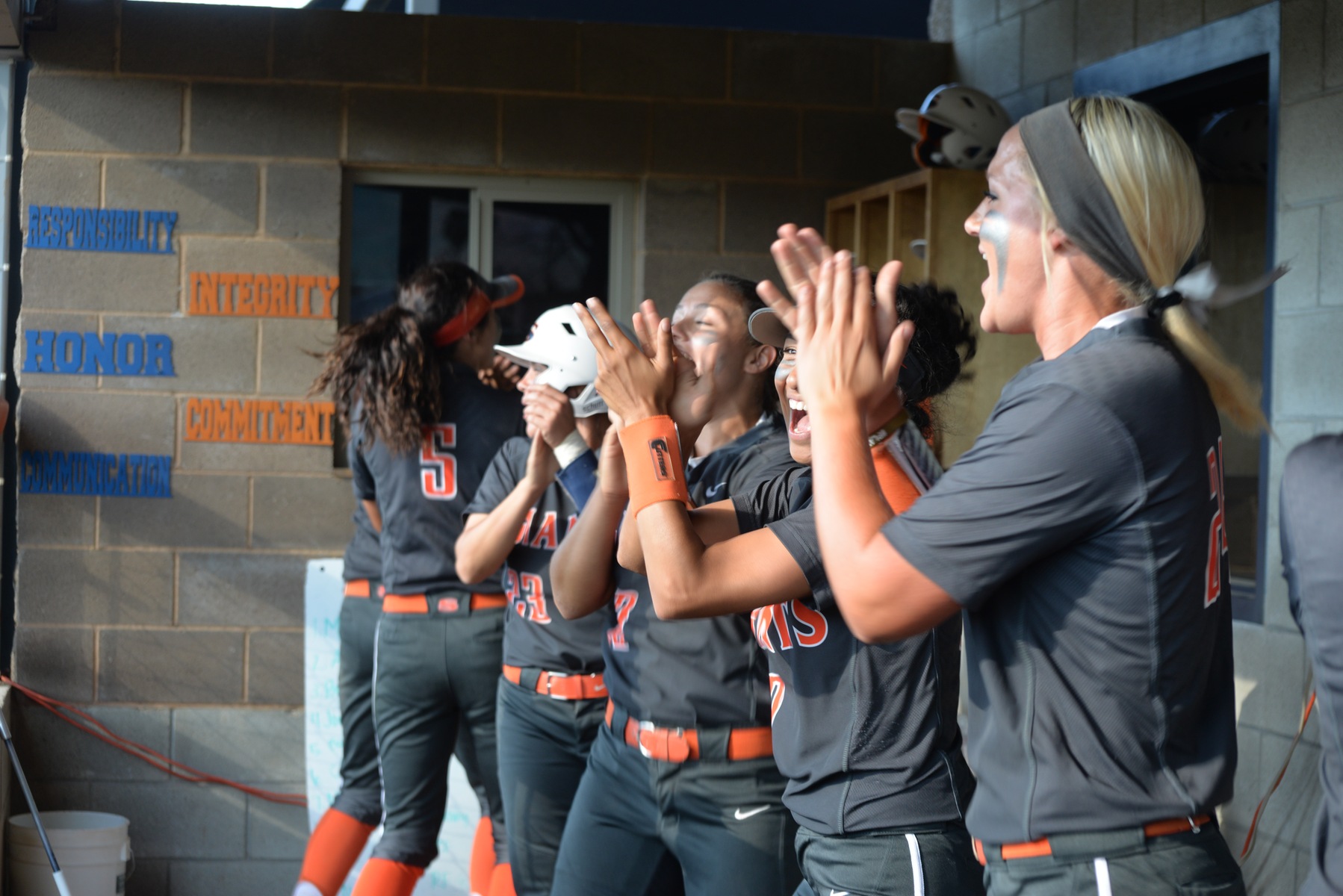 Giants split weekend games on the road